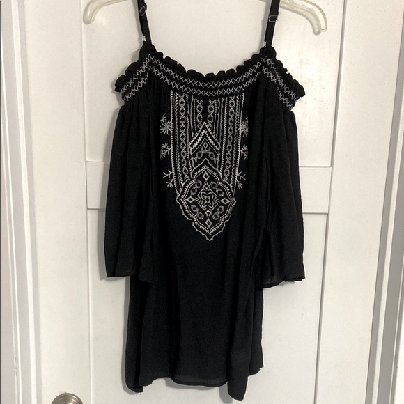 live and let live Tops - Black Embroidered Off-Shoulder Top SZ MED